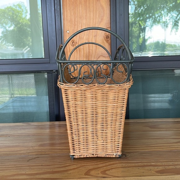 Vintage Wicker And Metal Magazine Rack - Picture 4 of 10
